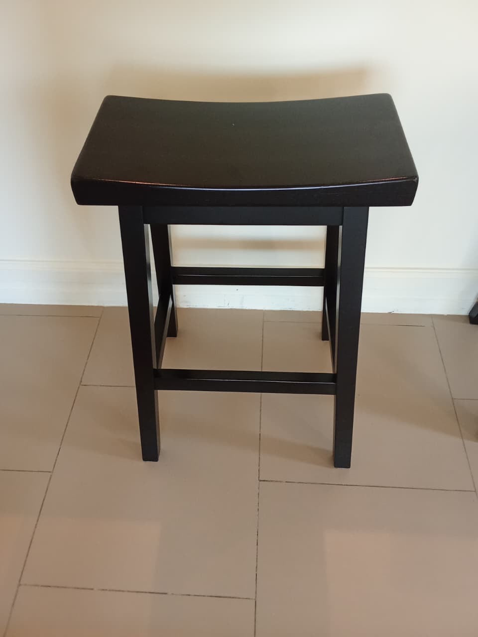 Classic Saddle-Seat Bar Stool – Solid Wood, Black Finish