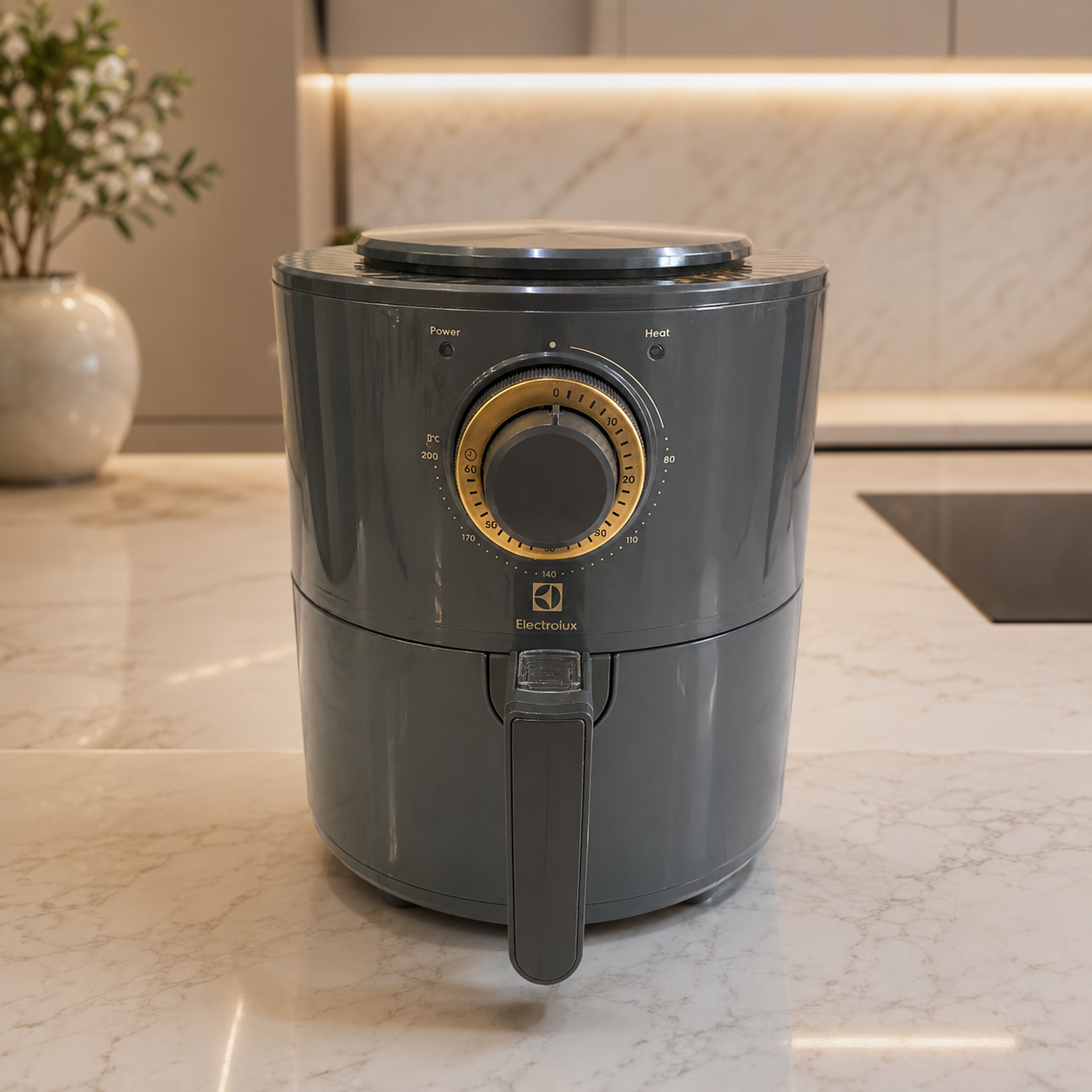 Electrolux UltimateTaste 300 3L Air Fryer E6AF1-220K – 1350W