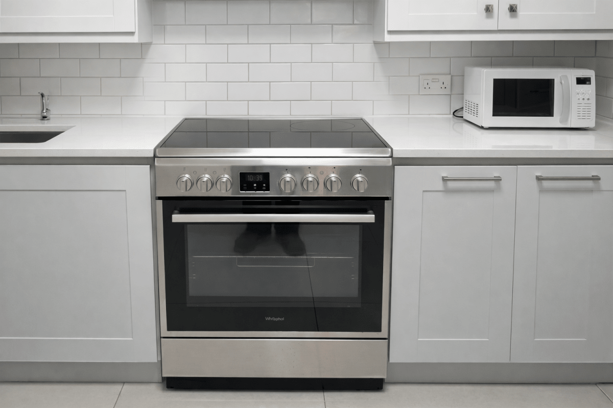 Whirlpool 60*60cm Freestanding Electric Cooker | Ceramic Hob & Spacious Oven - althahanifurniture